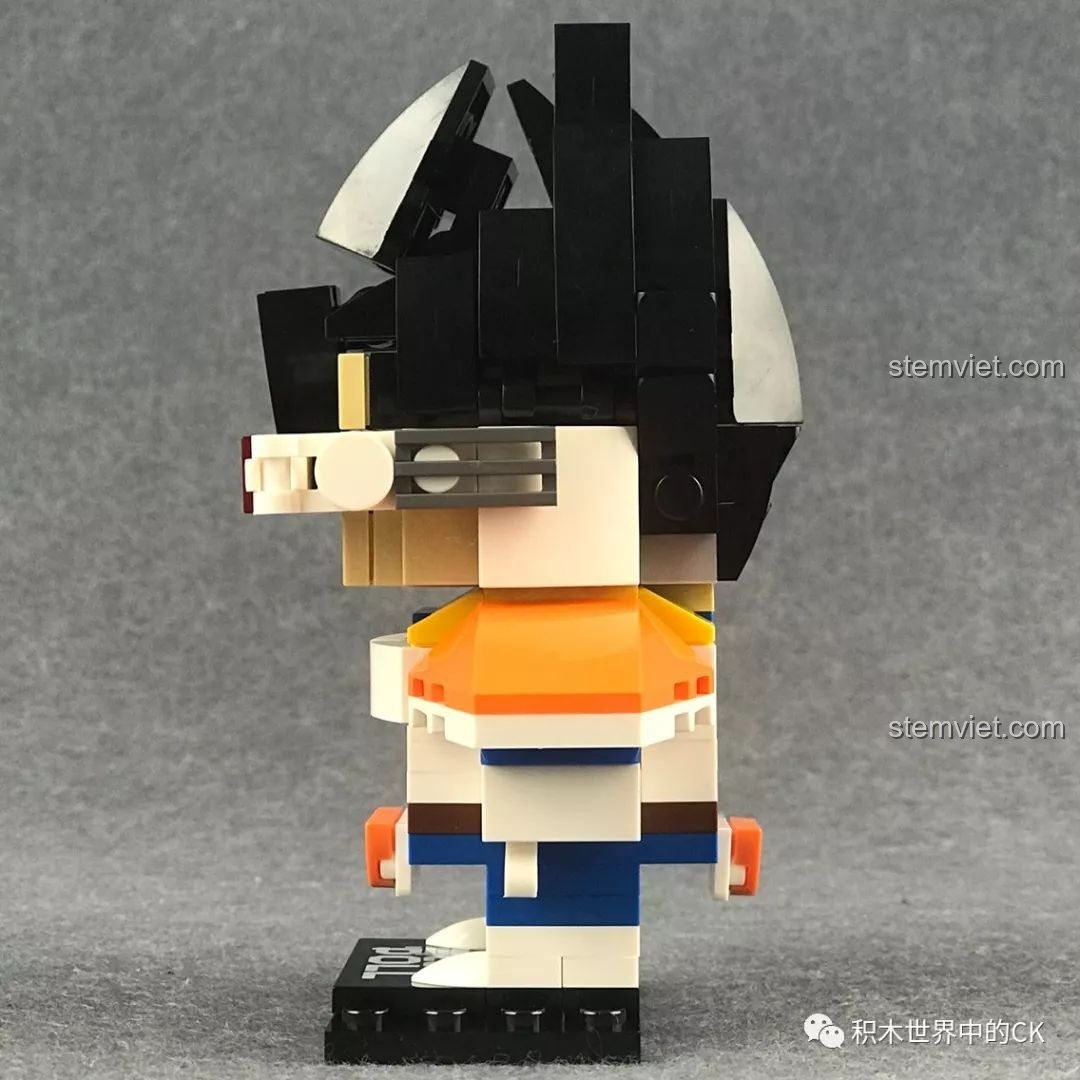 Mô hình lắp ráp Decool 6829 Vegeta nhìn từ bên trái, khoe trọn vẹn thiết kế mái tóc độc đáo.