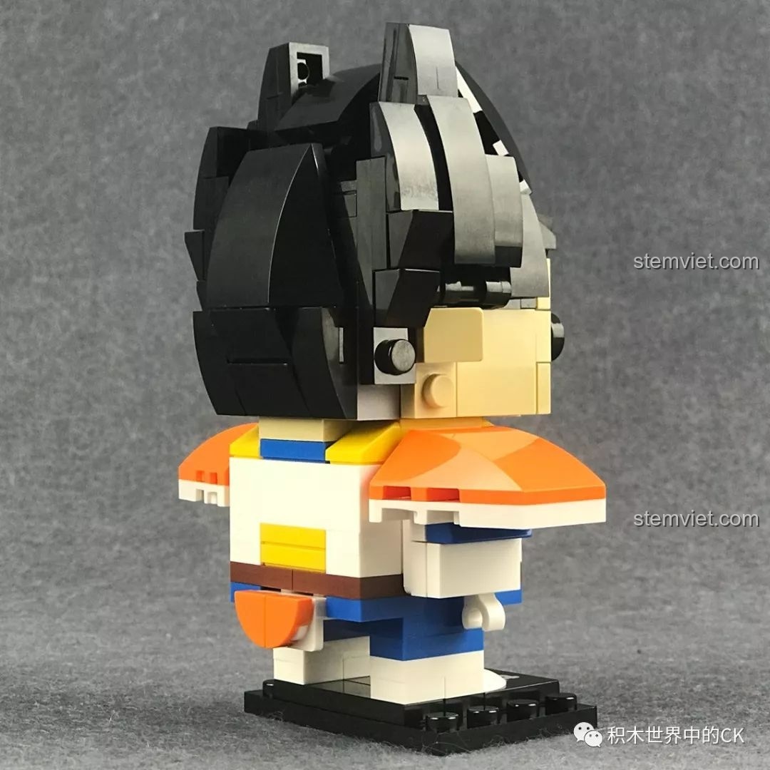 Mô hình Decool 6829 Vegeta nhìn từ phía sau bên phải, các khối lắp ghép tạo hình tóc rất sáng tạo.