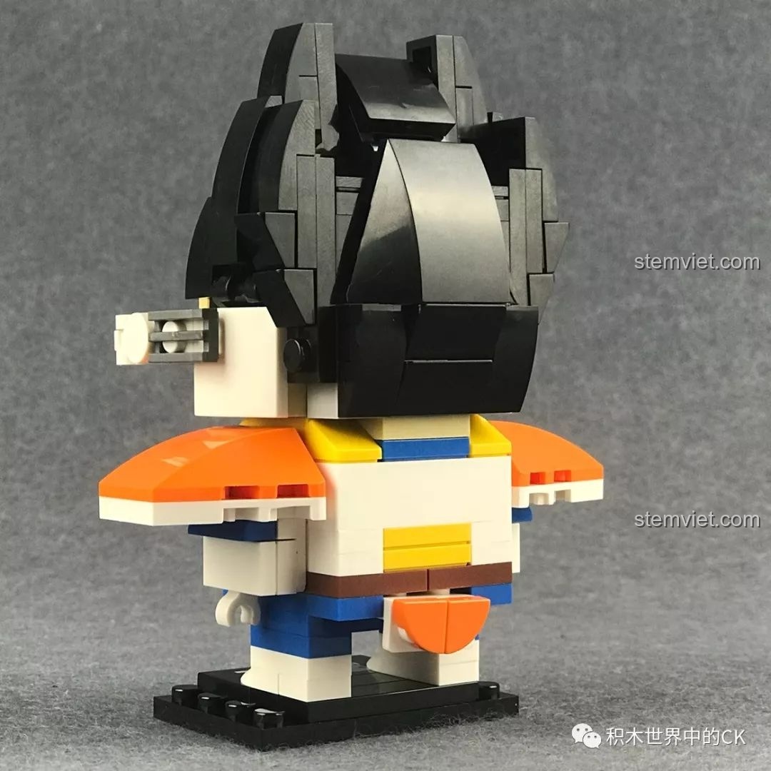 Mô hình Decool 6829 Vegeta nhìn từ phía sau bên trái, cho thấy chi tiết phần giáp và tóc.