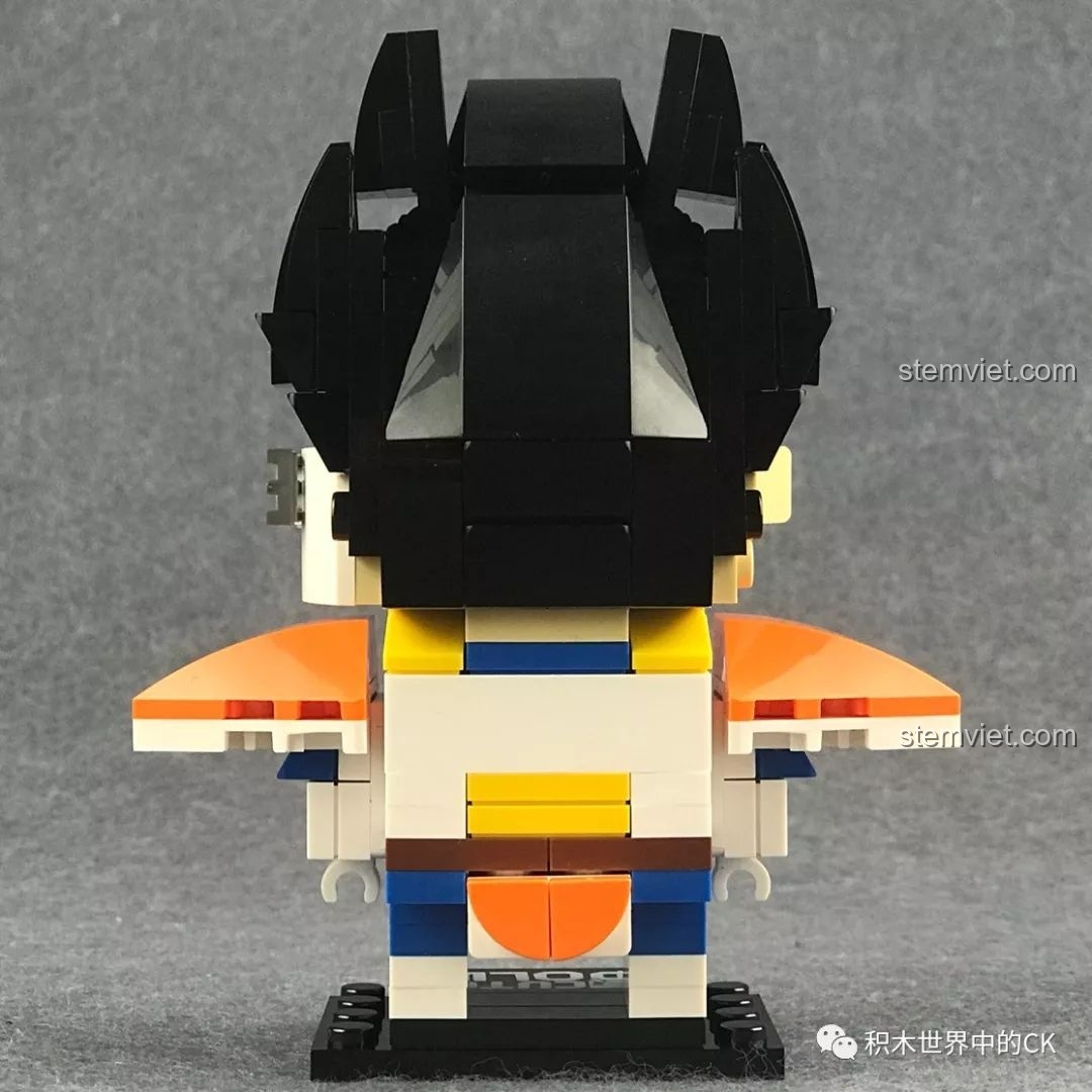 Mô hình Decool 6829 Vegeta nhìn thẳng từ phía sau, thể hiện sự đối xứng của bộ giáp Saiyan.