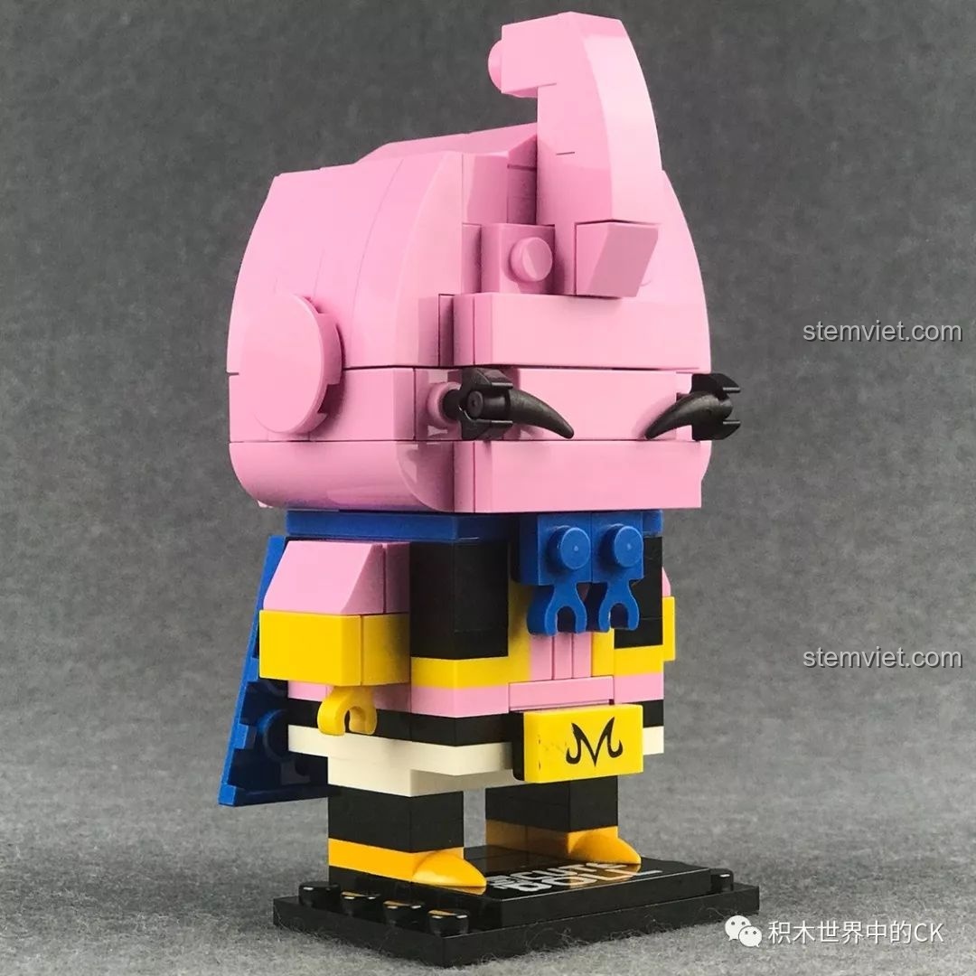 Mô hình Decool 6830 Majin Buu nhìn từ góc chéo phía trước, một thiết kế rất thành công và đáng yêu.