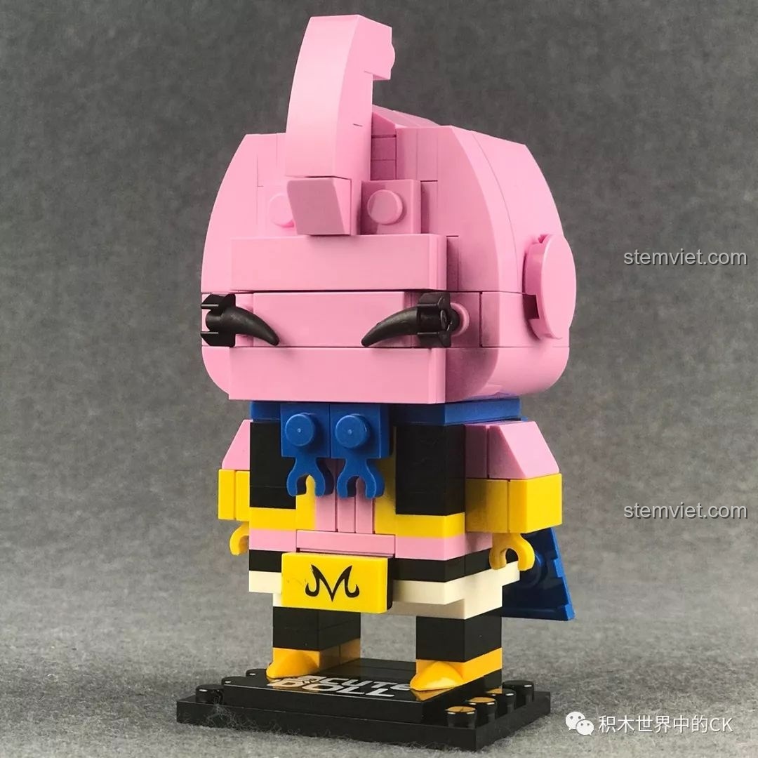 Mô hình Decool 6830 Majin Buu hoàn thiện nhìn từ góc chéo, khoe chiếc áo choàng và biểu cảm độc đáo.