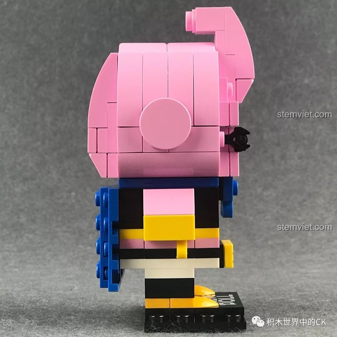 Mô hình Decool 6830 Majin Buu nhìn từ bên phải, chi tiết ăng-ten trên đầu rất đặc trưng.