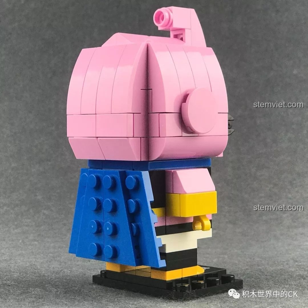 Mô hình Decool 6830 Majin Buu nhìn từ phía sau bên phải, thể hiện sự kết hợp màu sắc hài hòa.