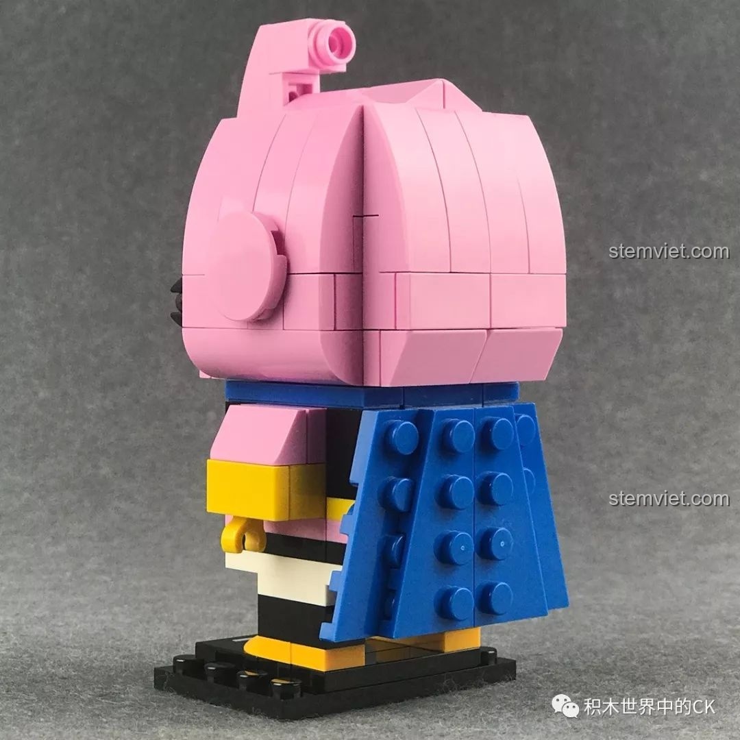 Mô hình Decool 6830 Majin Buu nhìn từ phía sau bên trái, nổi bật với chiếc áo choàng màu xanh.