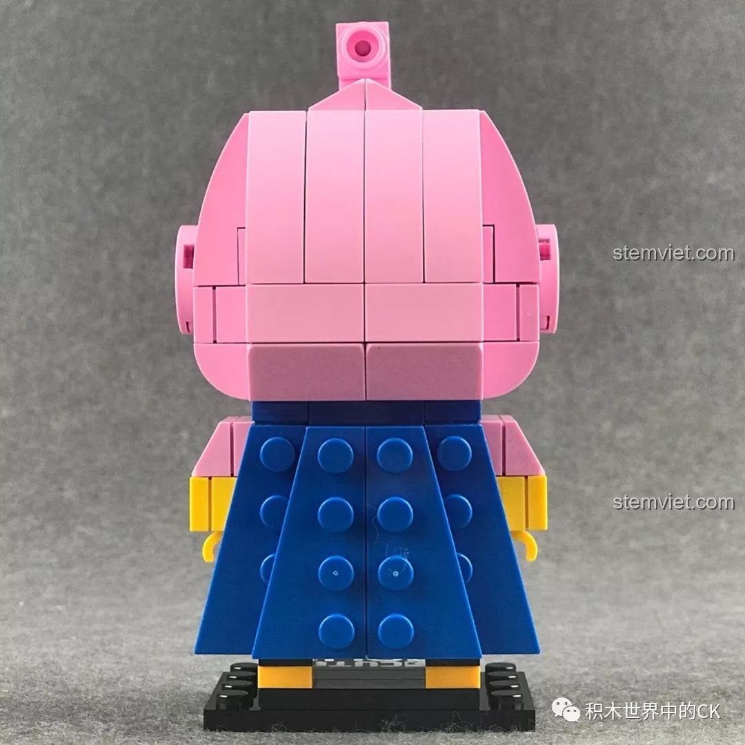 Mô hình Decool 6830 Majin Buu nhìn thẳng từ phía sau, khoe trọn vẹn tấm áo choàng.