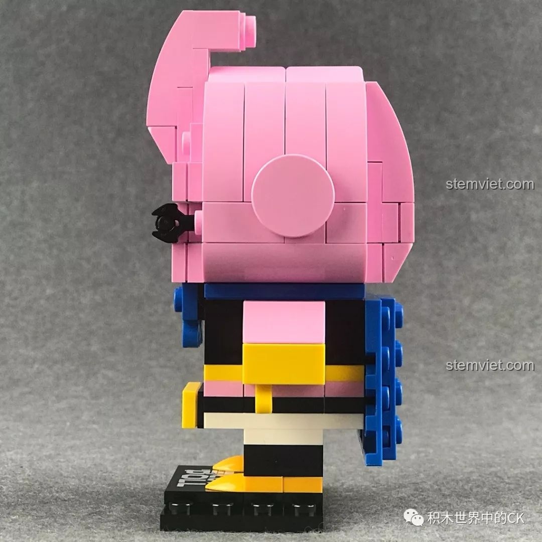 Mô hình Decool 6830 Majin Buu nhìn từ bên trái, cho thấy độ dày của mô hình và chi tiết áo choàng.