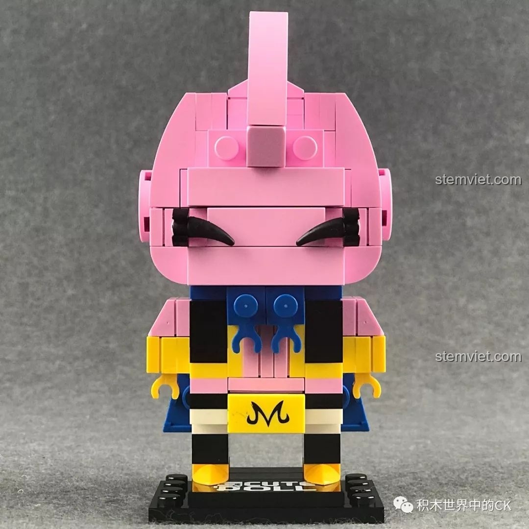 Mô hình Decool 6830 Majin Buu nhìn từ phía trước, với chi tiết chữ M trên thắt lưng.