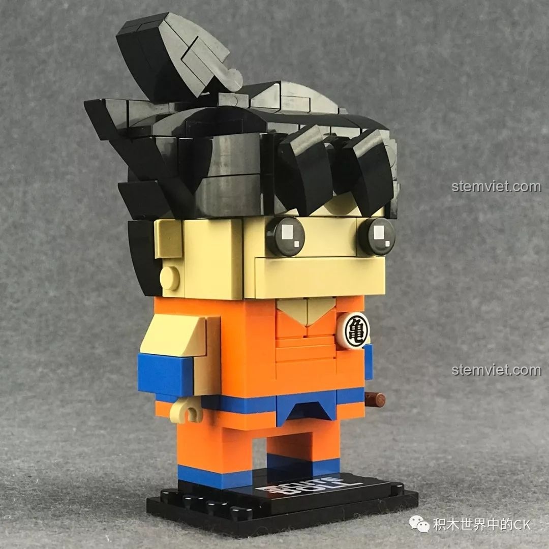 Mô hình Decool 6831 Son Goku nhìn từ góc chéo phía trước, một phiên bản chibi rất thành công.