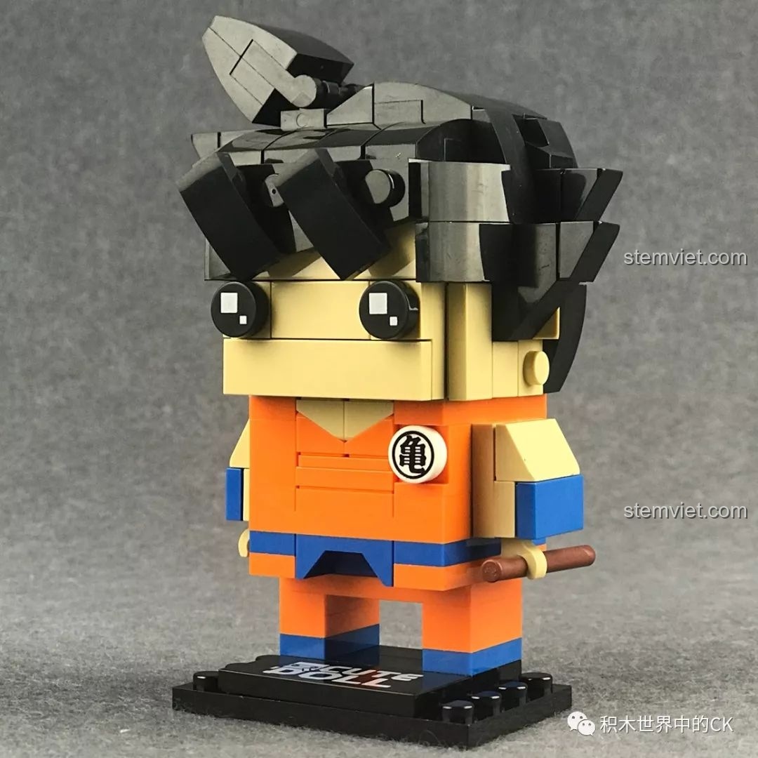 Mô hình Decool 6831 Son Goku hoàn thiện nhìn từ góc chéo, với bộ võ phục màu cam và mái tóc đen đặc trưng.