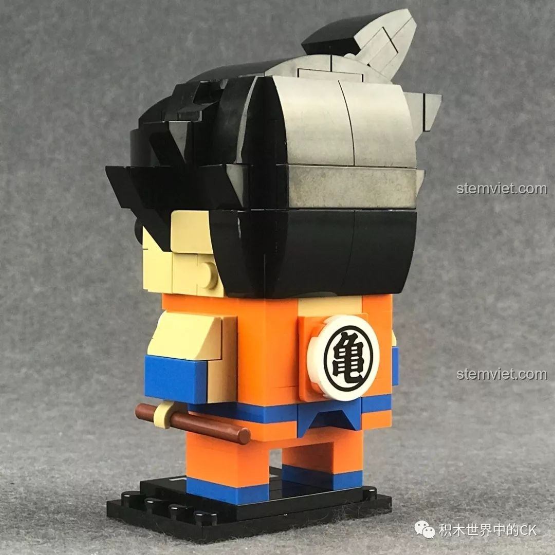 Mô hình Decool 6831 Son Goku nhìn từ phía sau bên trái, với logo Kame lớn sau lưng.