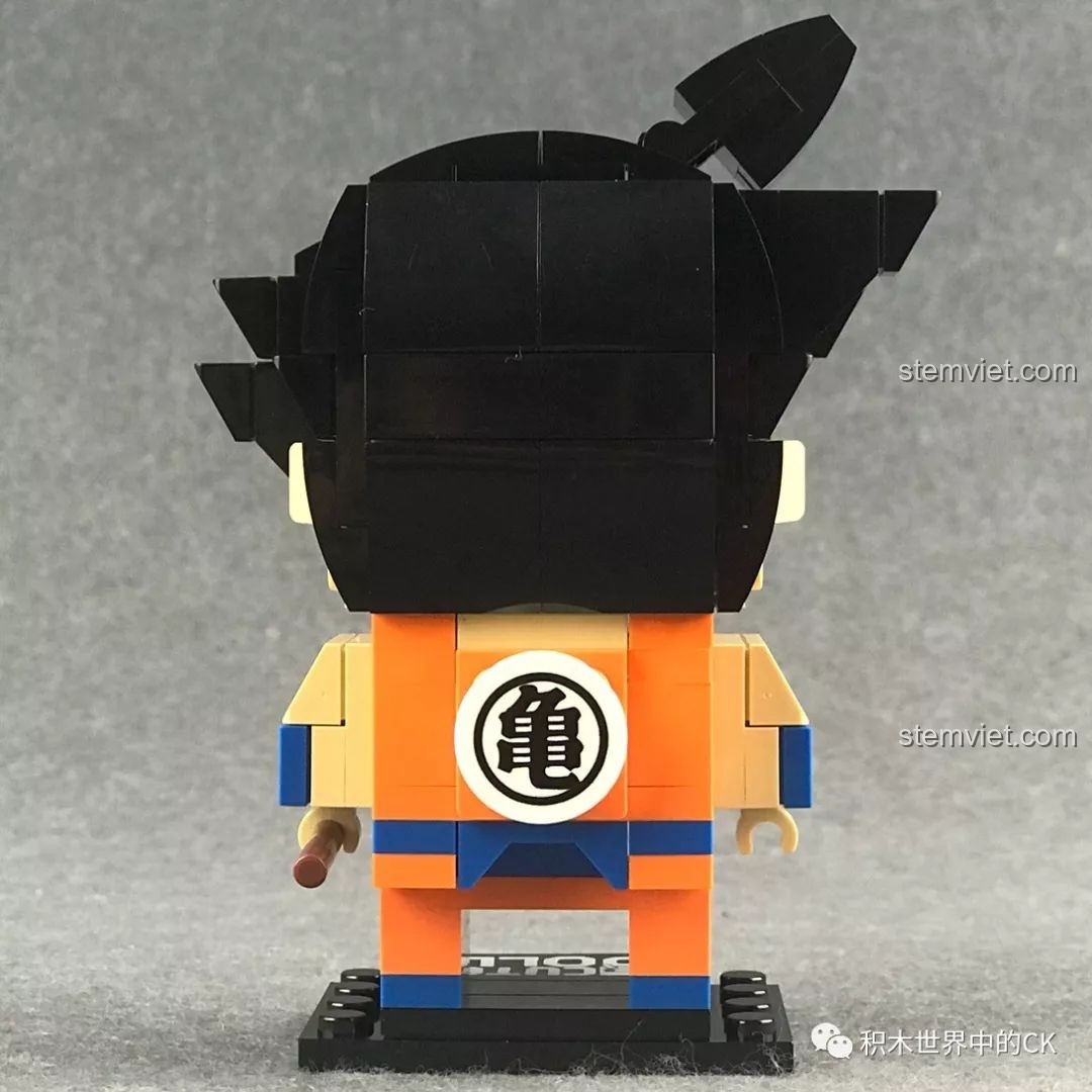 Mô hình Decool 6831 Son Goku nhìn thẳng từ phía sau, thiết kế đối xứng và chắc chắn.
