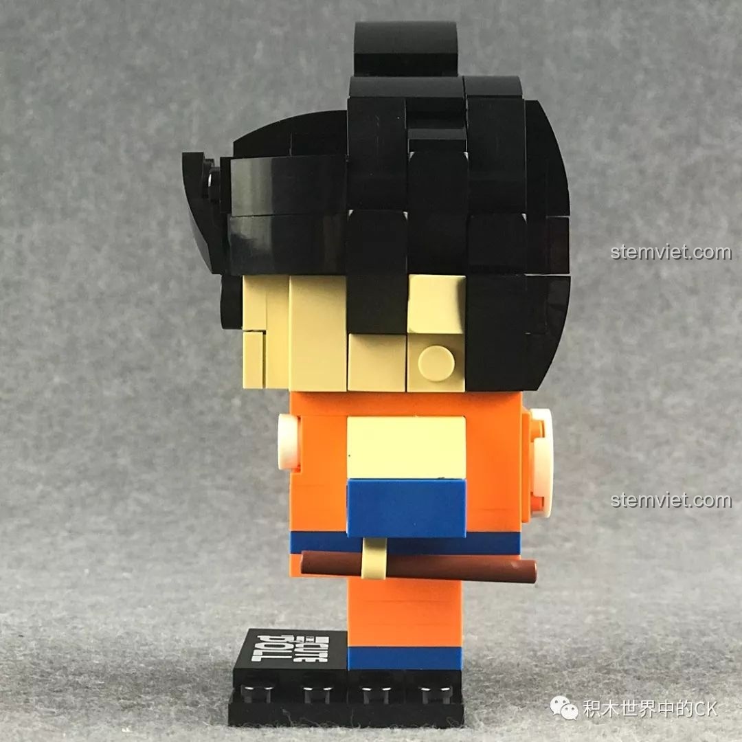 Mô hình Decool 6831 Son Goku nhìn từ bên trái, thể hiện các lớp tóc được xếp chồng lên nhau.