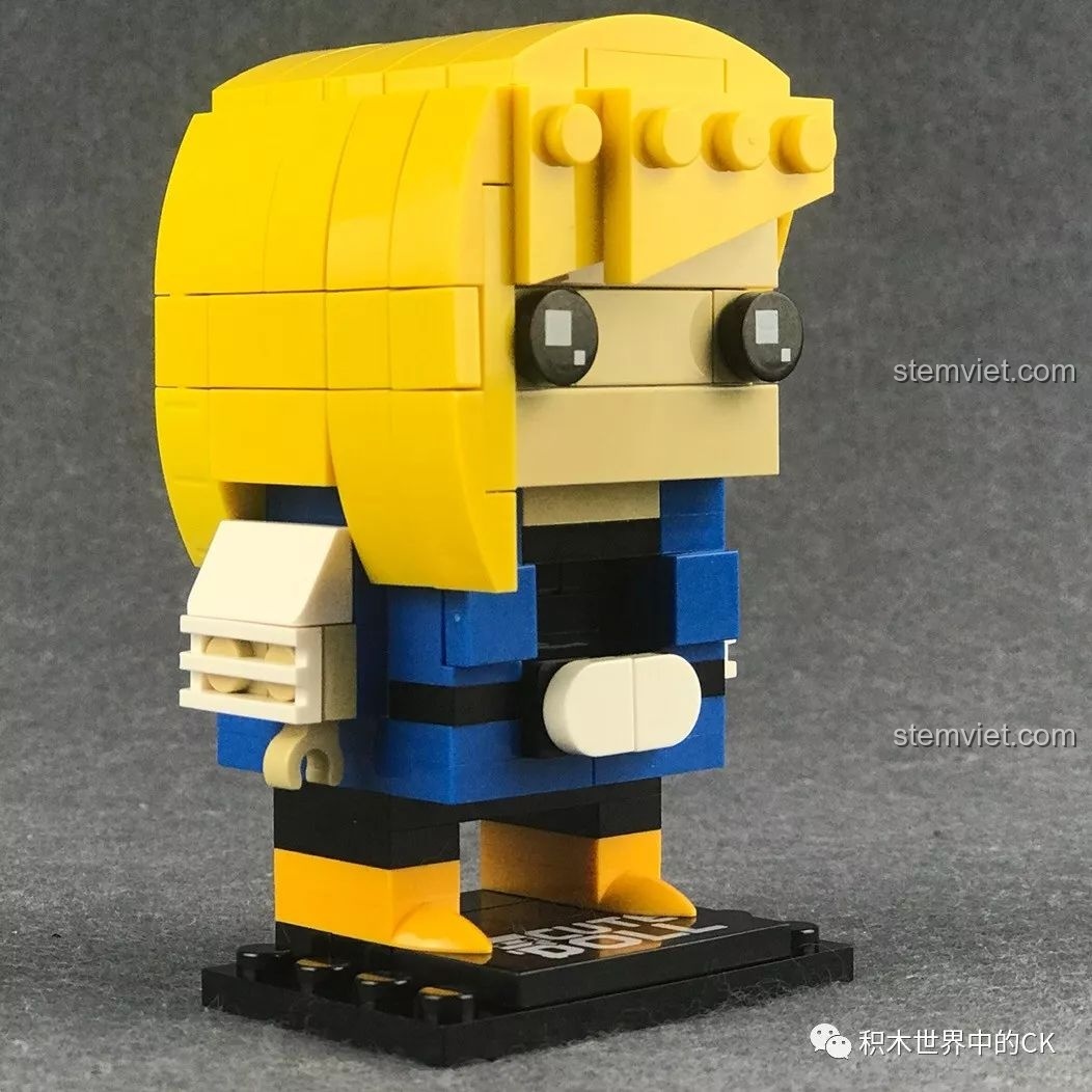 Mô hình Decool 6832 Android 18 nhìn từ góc chéo phía trước, toát lên vẻ cá tính của nhân vật.