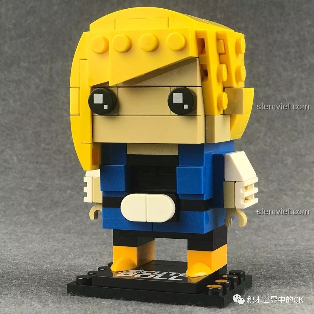 Mô hình Decool 6832 Android 18 hoàn thiện nhìn từ góc chéo, với mái tóc vàng và áo khoác xanh.