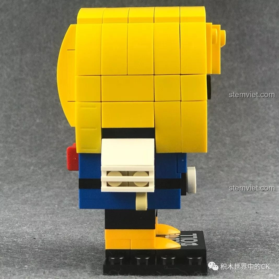 Mô hình Decool 6832 Android 18 nhìn từ bên phải, thiết kế cân đối và đẹp mắt.