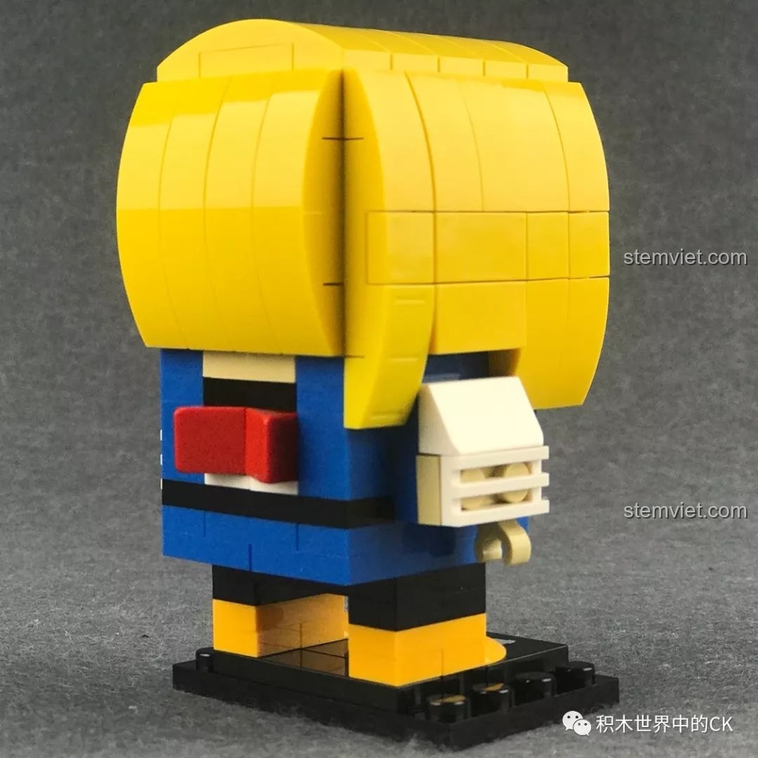 Mô hình Decool 6832 Android 18 nhìn từ phía sau bên phải, thể hiện sự mượt mà của mái tóc.