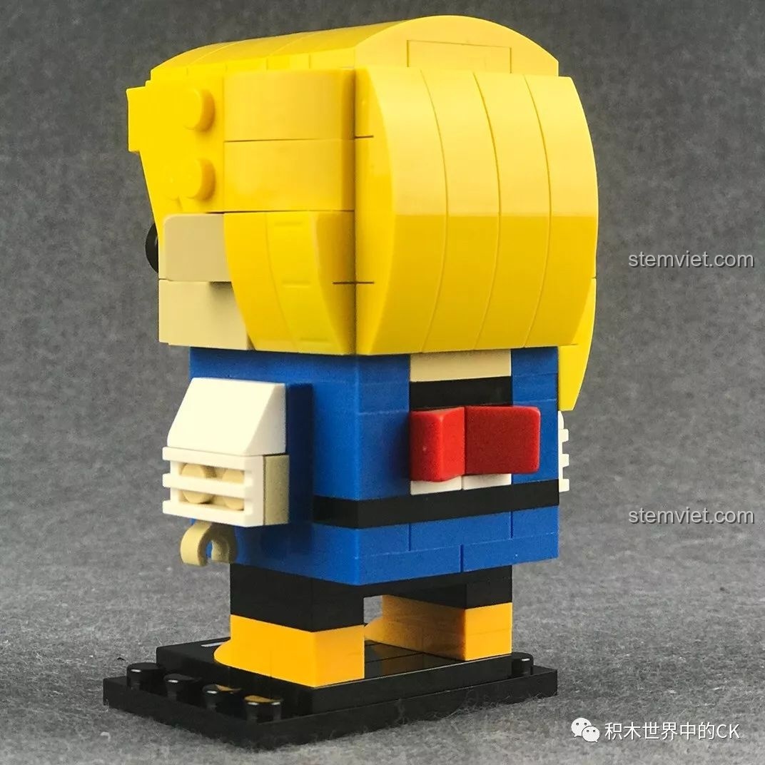 Mô hình Decool 6832 Android 18 nhìn từ phía sau bên trái, có logo Red Ribbon sau lưng.