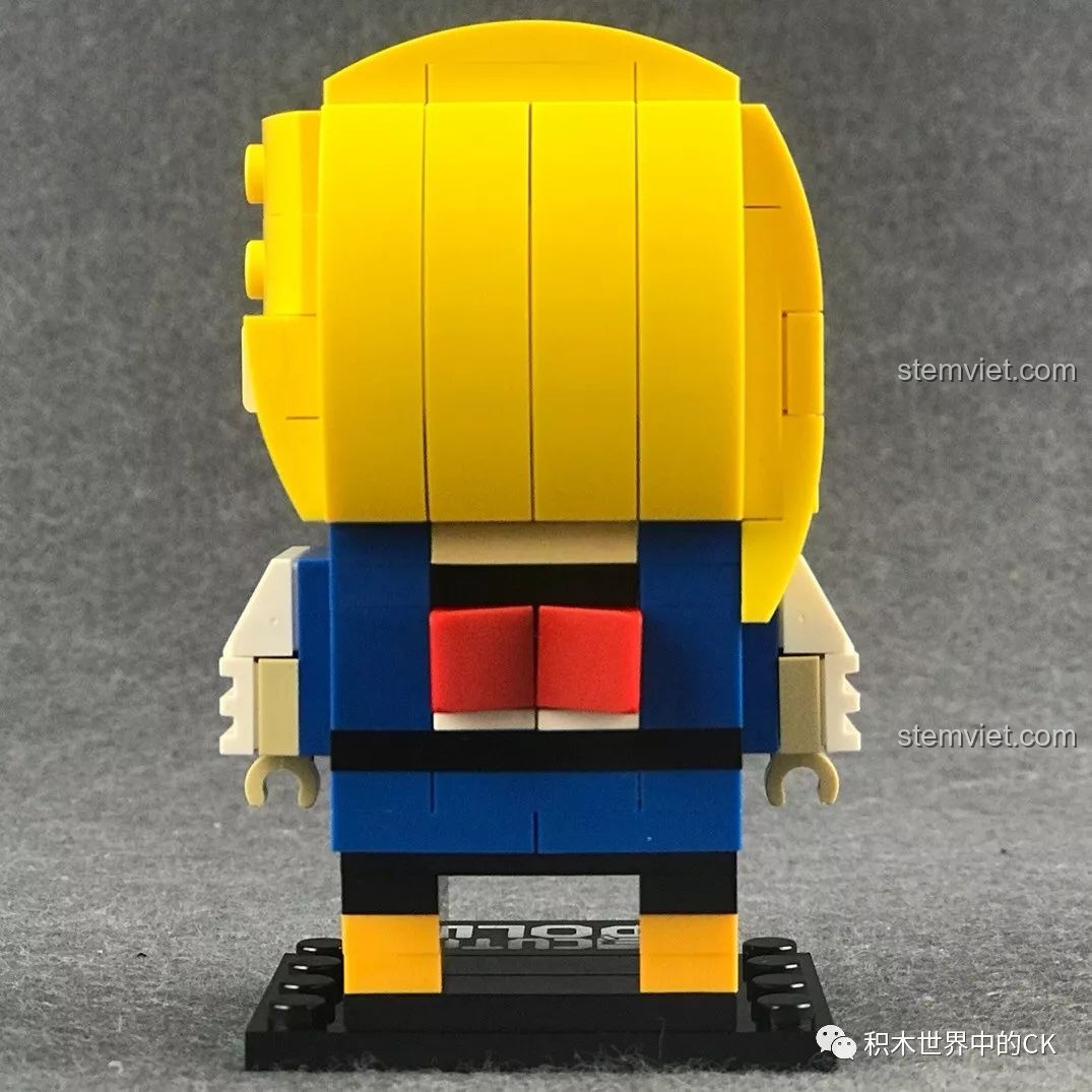 Mô hình Decool 6832 Android 18 nhìn thẳng từ phía sau, logo Red Ribbon rất nổi bật.