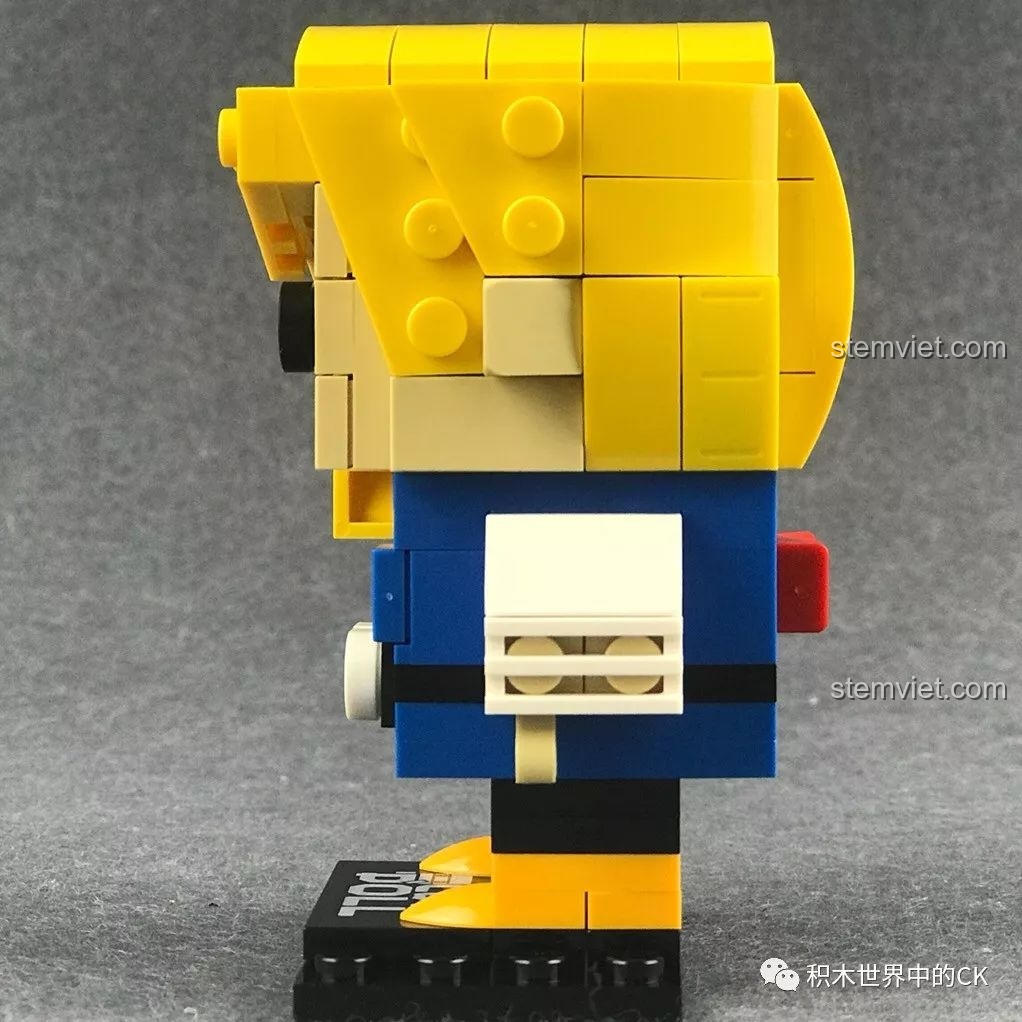 Mô hình Decool 6832 Android 18 nhìn từ bên trái, cho thấy chi tiết bên hông trang phục.