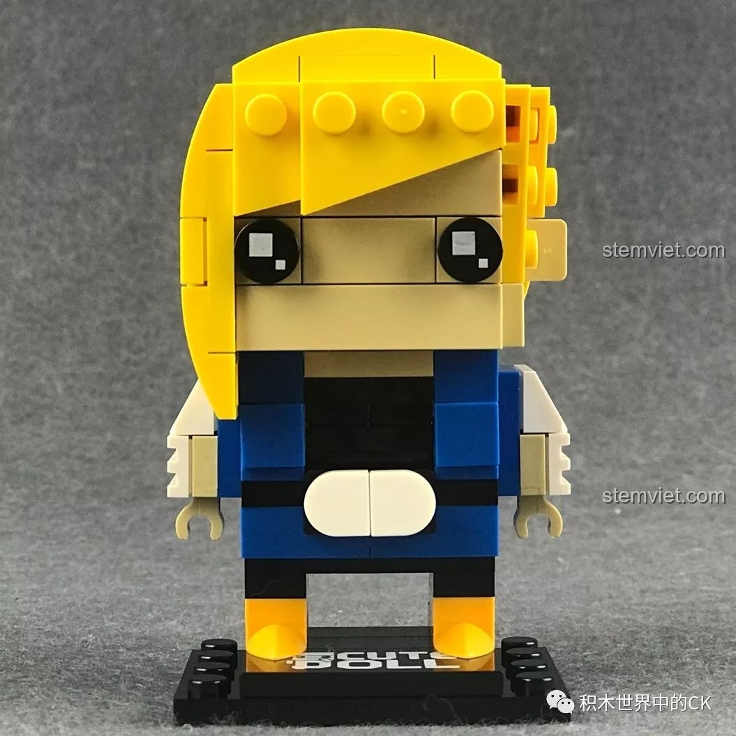 Mô hình Decool 6832 Android 18 nhìn từ phía trước, thể hiện trang phục đặc trưng của nhân vật.