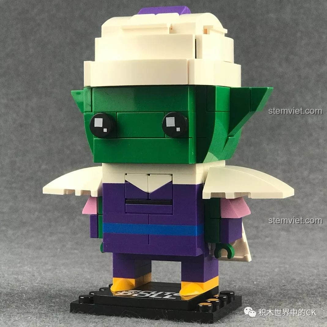 Mô hình Decool 6833 Piccolo hoàn thiện nhìn từ góc chéo, với làn da xanh và bộ trang phục đặc trưng.