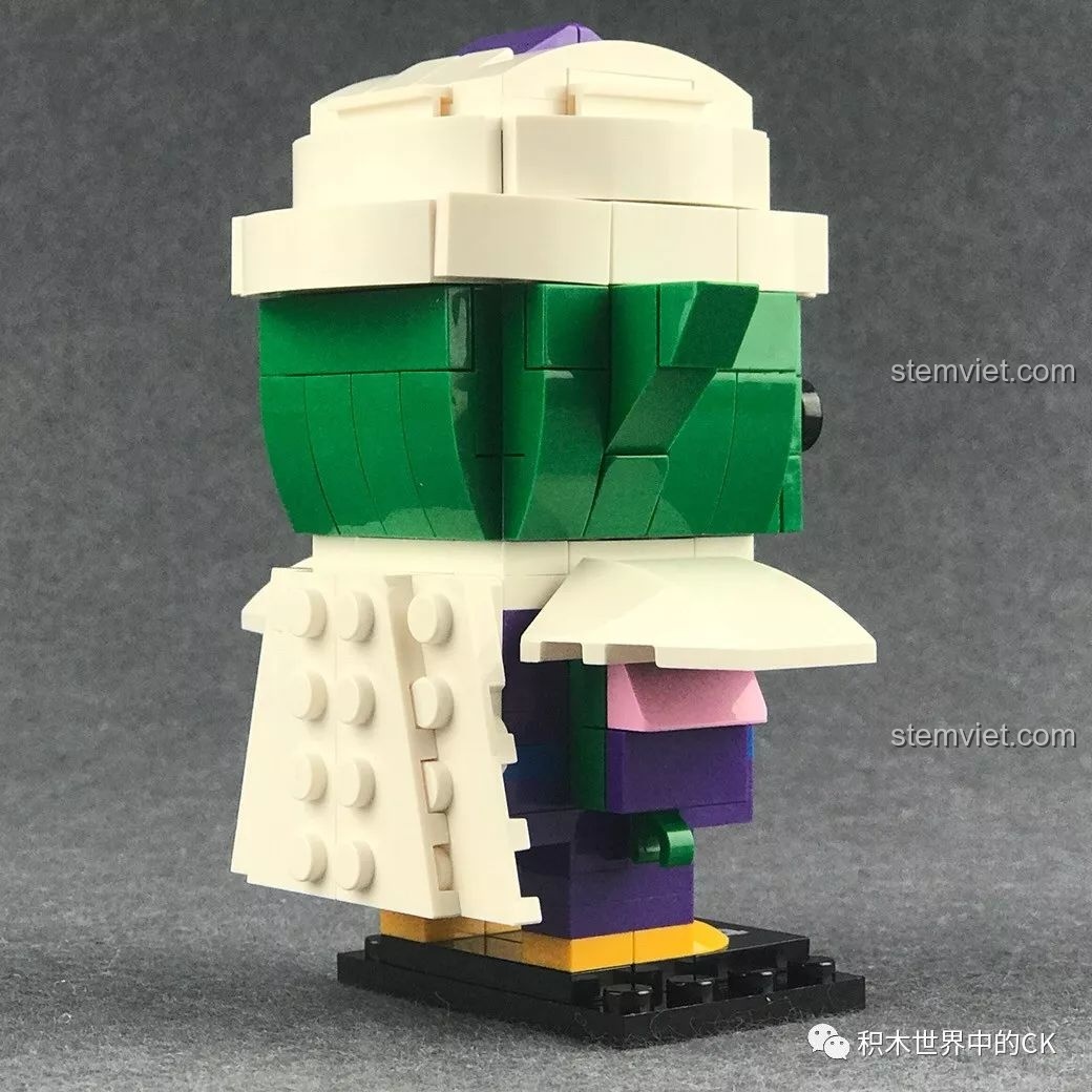 Mô hình Decool 6833 Piccolo nhìn từ phía sau bên phải, thể hiện sự sáng tạo trong thiết kế.