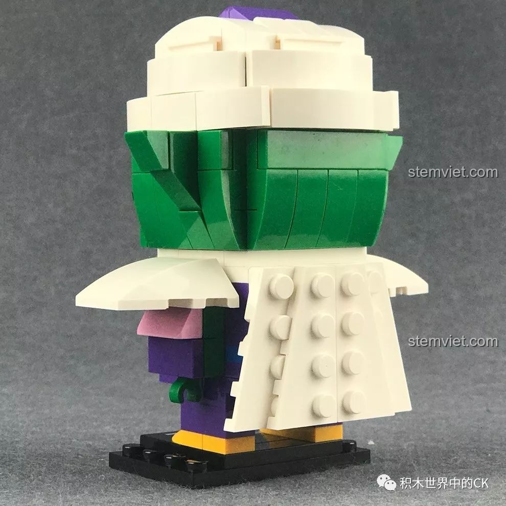 Mô hình Decool 6833 Piccolo nhìn từ phía sau bên trái, nổi bật với tấm áo choàng trắng.