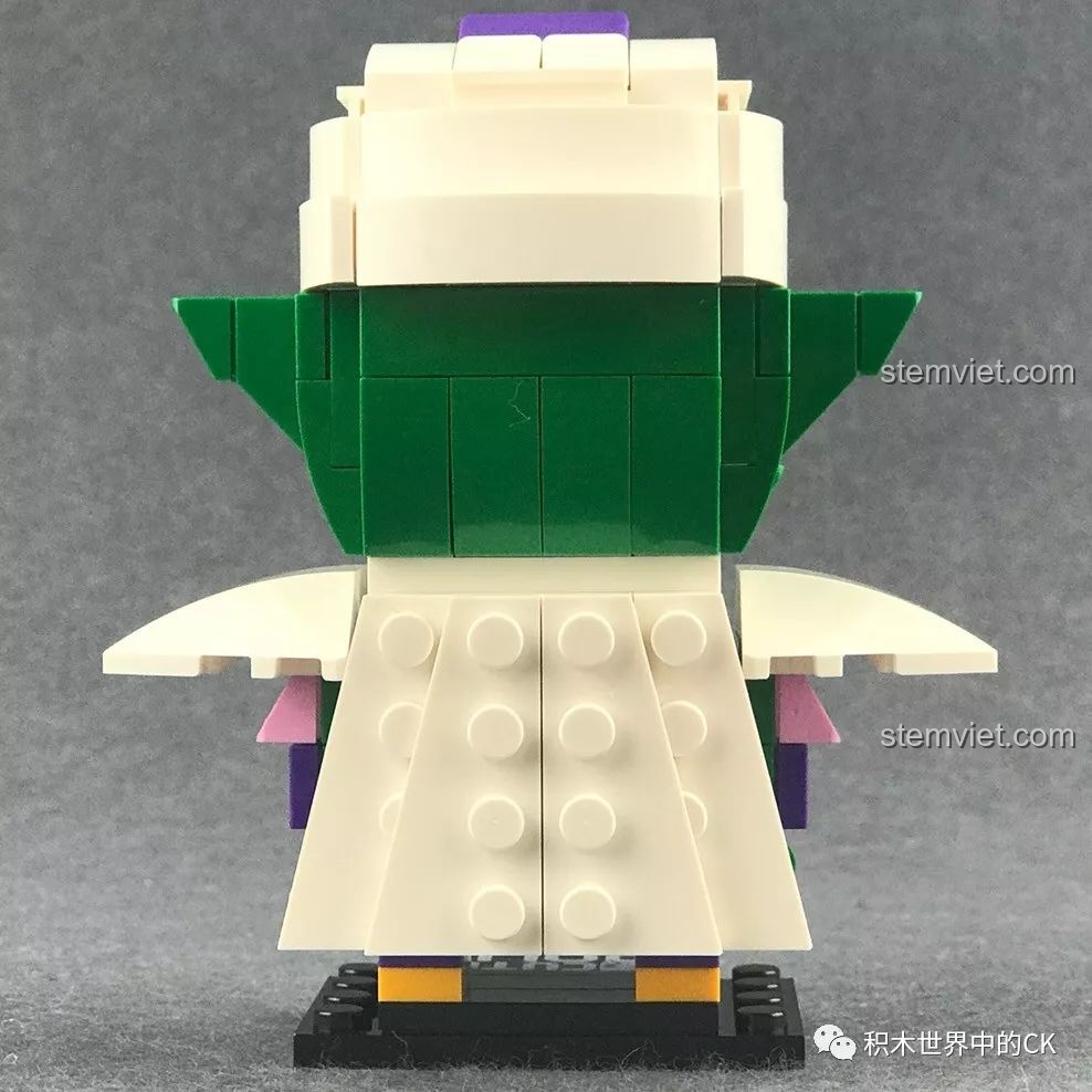 Mô hình Decool 6833 Piccolo nhìn thẳng từ phía sau, khoe trọn vẹn tấm áo choàng trắng.