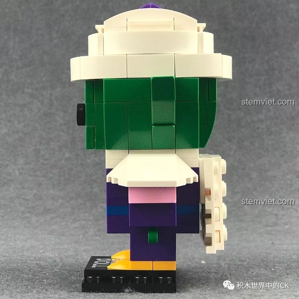 Mô hình Decool 6833 Piccolo nhìn từ bên trái, cho thấy chi tiết áo choàng và khăn xếp.