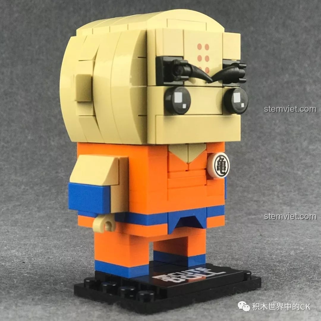 Mô hình Decool 6834 Krillin nhìn từ góc chéo phía trước, toát lên vẻ thân thiện của nhân vật.