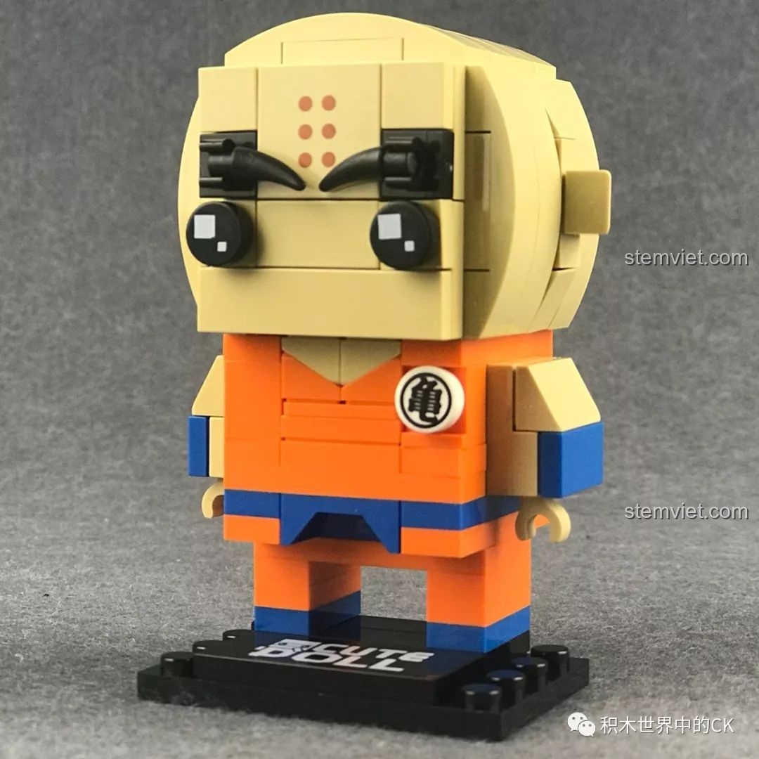 Mô hình Decool 6834 Krillin hoàn thiện nhìn từ góc chéo, với cái đầu trọc và 6 chấm hương đặc trưng.