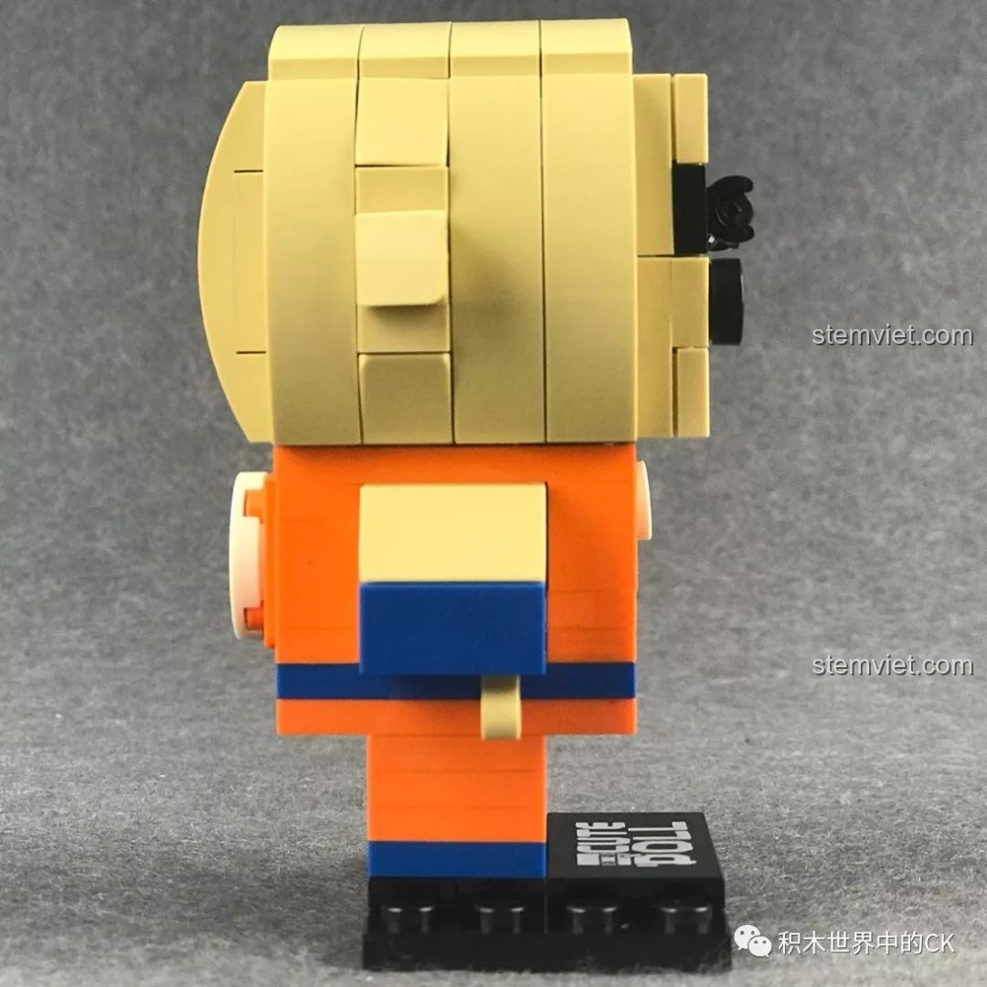 Mô hình Decool 6834 Krillin nhìn từ bên phải, một thiết kế đơn giản nhưng hiệu quả.