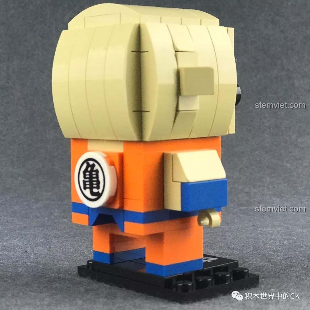 Mô hình Decool 6834 Krillin nhìn từ phía sau bên phải, thể hiện sự liền lạc của các khối ghép.