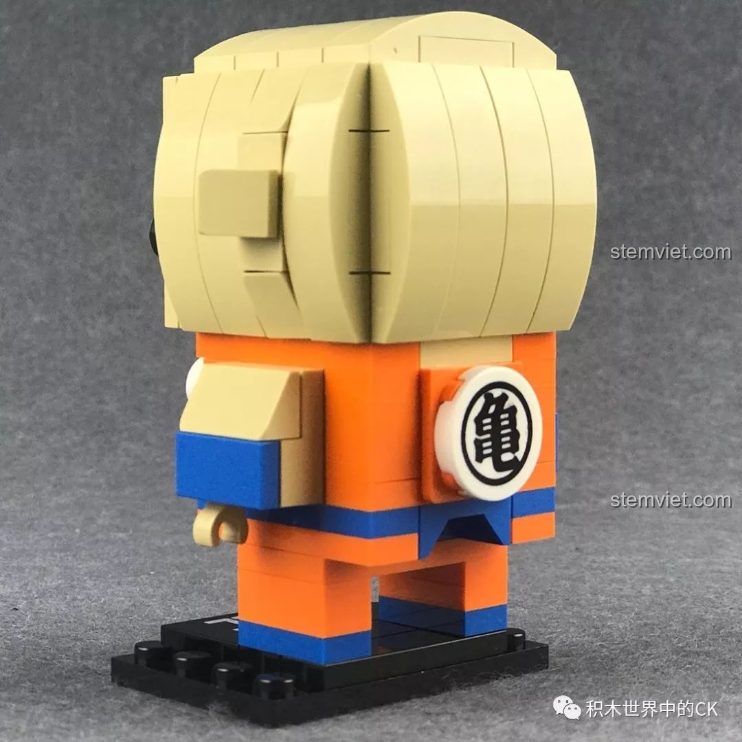 Mô hình Decool 6834 Krillin nhìn từ phía sau bên trái, có logo Kame sau lưng.