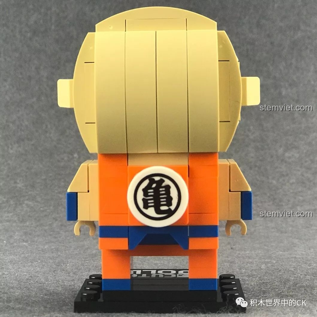 Mô hình Decool 6834 Krillin nhìn thẳng từ phía sau, thiết kế đơn giản và chắc chắn.