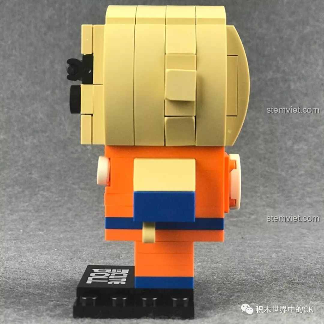 Mô hình Decool 6834 Krillin nhìn từ bên trái, cho thấy cái đầu trọc được tạo hình mượt mà.