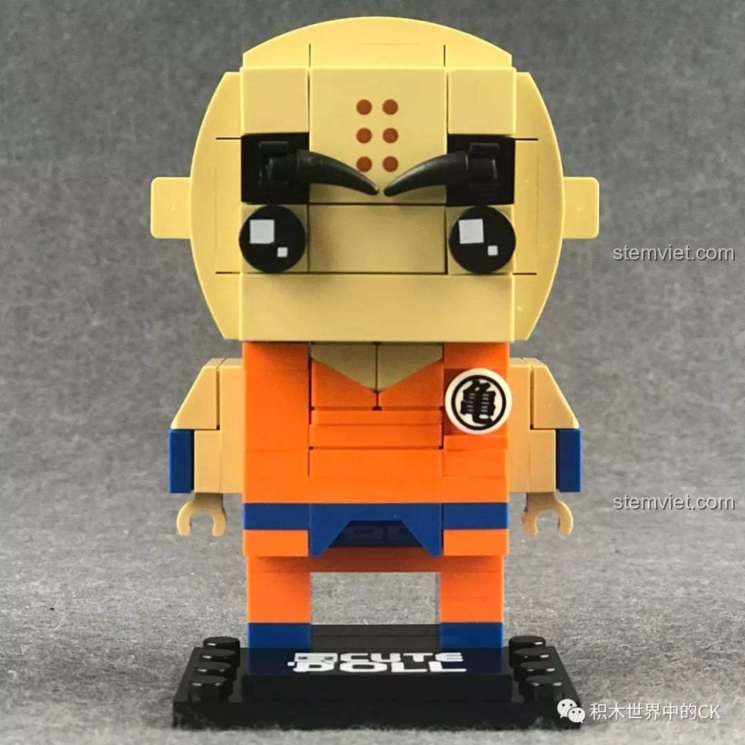 Mô hình Decool 6834 Krillin nhìn từ phía trước, với bộ võ phục giống Goku.