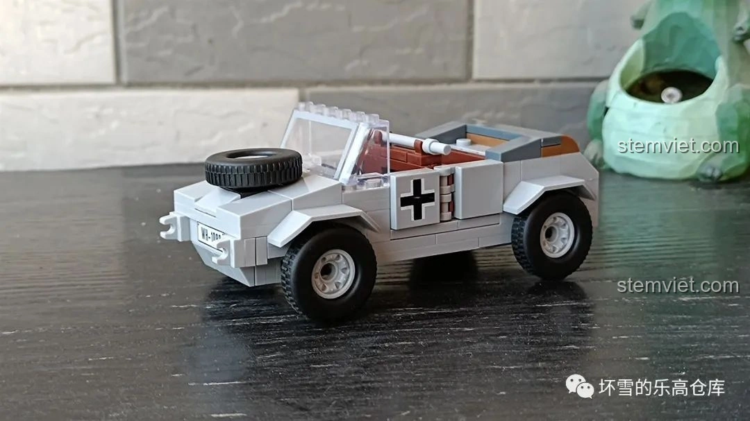 Mô hình đồ chơi lắp ráp xe quân sự Đức QUANGUAN VW82 Kübelwagen nhìn từ bên hông, góc chụp đẹp, rõ nét.