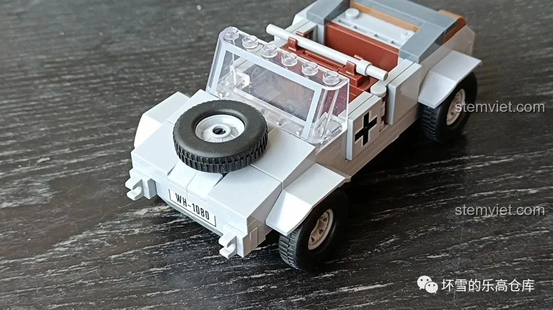 Góc nhìn từ trên cao của mô hình đồ chơi lắp ráp xe quân sự Đức QUANGUAN VW82 Kübelwagen màu xám.