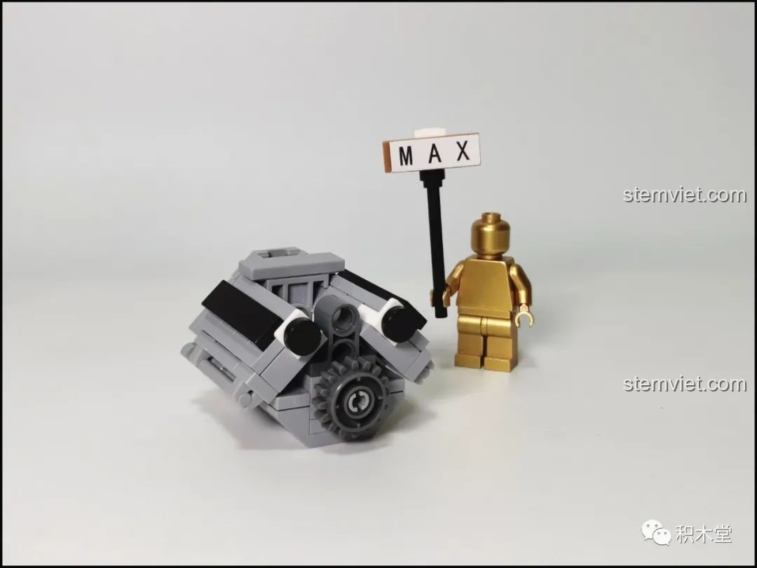 Mô hình khối động cơ V8 được lắp ráp từ các chi tiết gạch của bộ CaDA C61027, chi tiết và đẹp mắt.