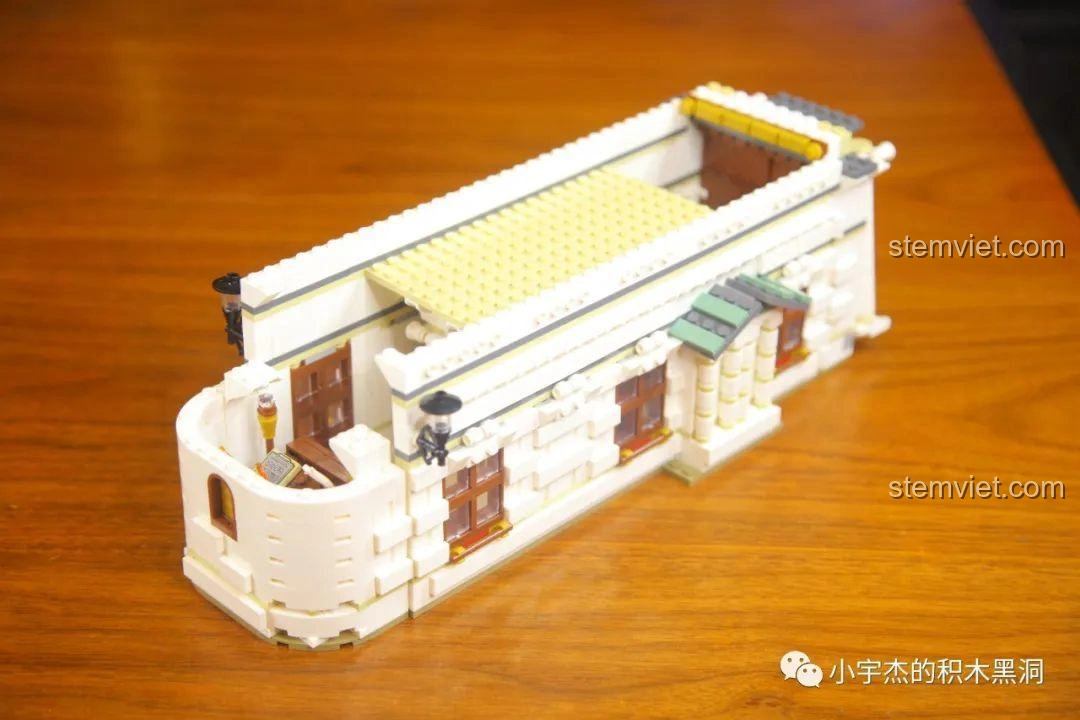 Mô hình Ngân hàng Gringotts MORK 032101 ở trạng thái đóng, gọn gàng và thẩm mỹ.