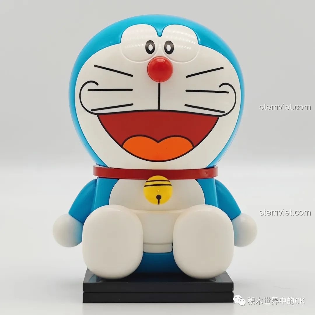 Cận cảnh khuôn mặt mô hình lắp ráp Keeppley Doraemon K20411, chi tiết mắt, mũi, miệng được in sắc nét.