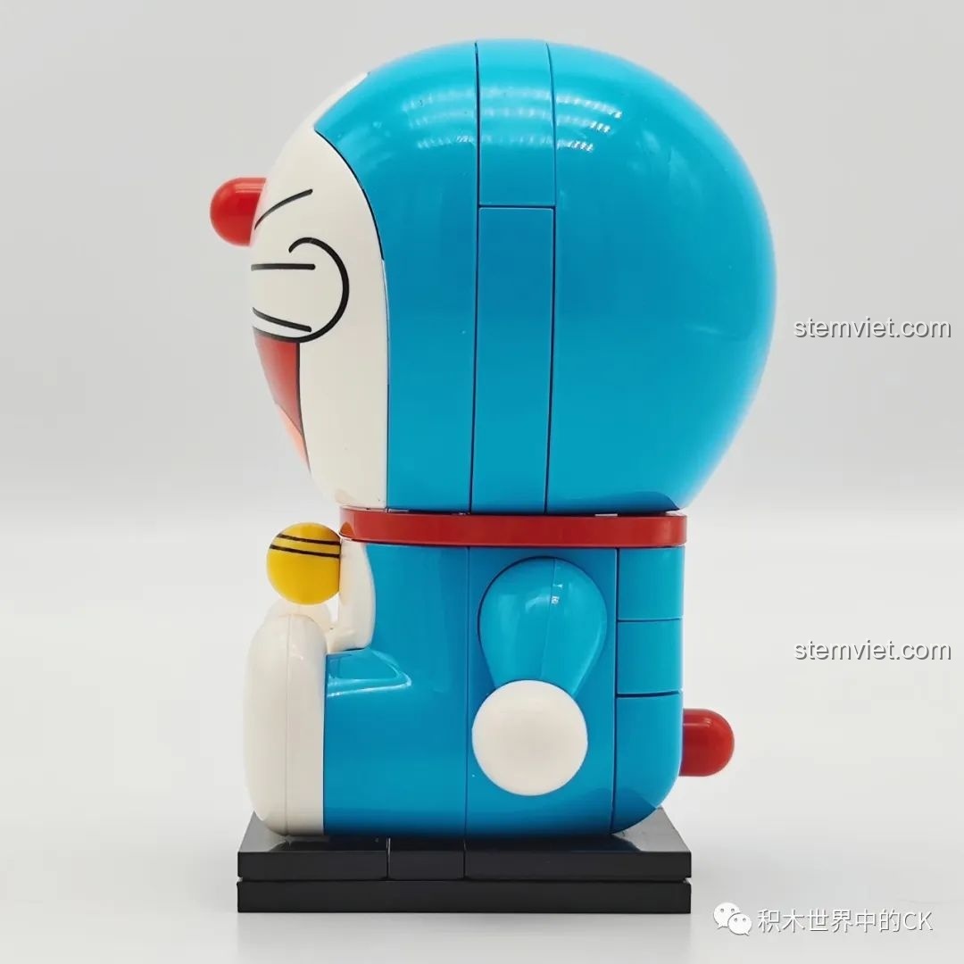 Góc nghiêng của mô hình lắp ráp Keeppley Doraemon K20411, cho thấy cấu trúc tròn trịa và các khớp nối tinh tế.