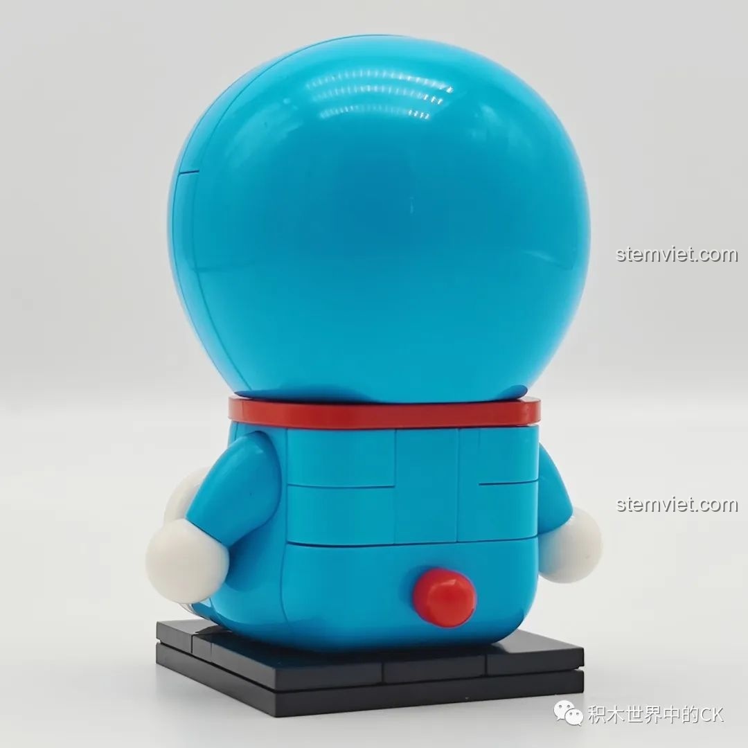 Mặt sau của mô hình lắp ráp Keeppley Doraemon K20411, thể hiện các mảnh ghép được lắp khít và nút đuôi màu đỏ.