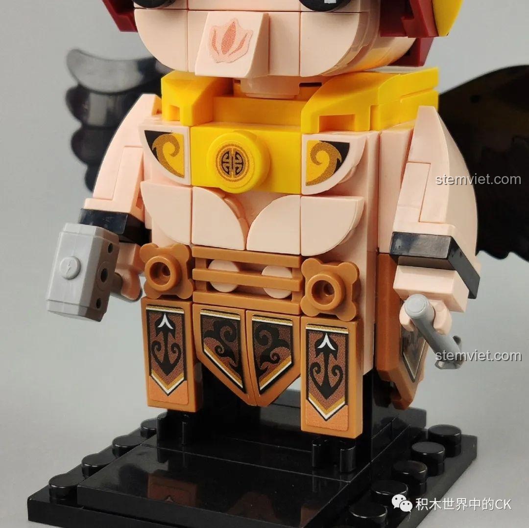 Mô hình lắp ráp Dương Tiễn (Yang Jian) hoàn chỉnh từ Zhegao QL2302, với con mắt thứ ba và mũ đội đầu đặc trưng.