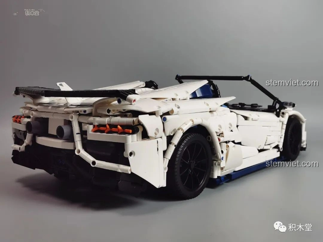 Góc nhìn từ trên xuống của mô hình Feifan F10002 Lamborghini Aventador SVJ Roadster, thể hiện tổng thể.