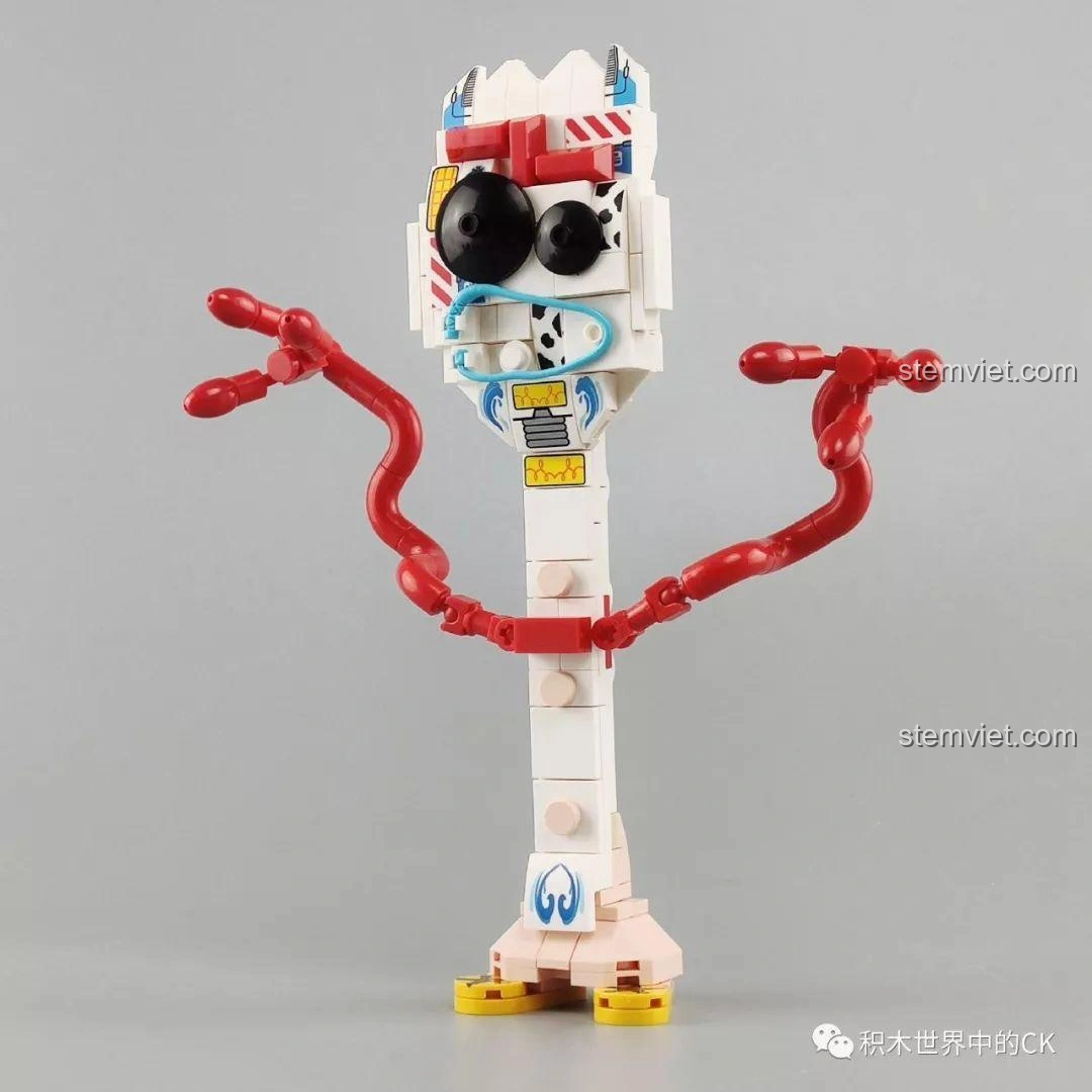 Mô hình Forky hoàn chỉnh từ bộ lắp ráp SY1448 Toy Story 4, nhìn từ góc chính diện, rõ các chi tiết mắt, miệng, tay.