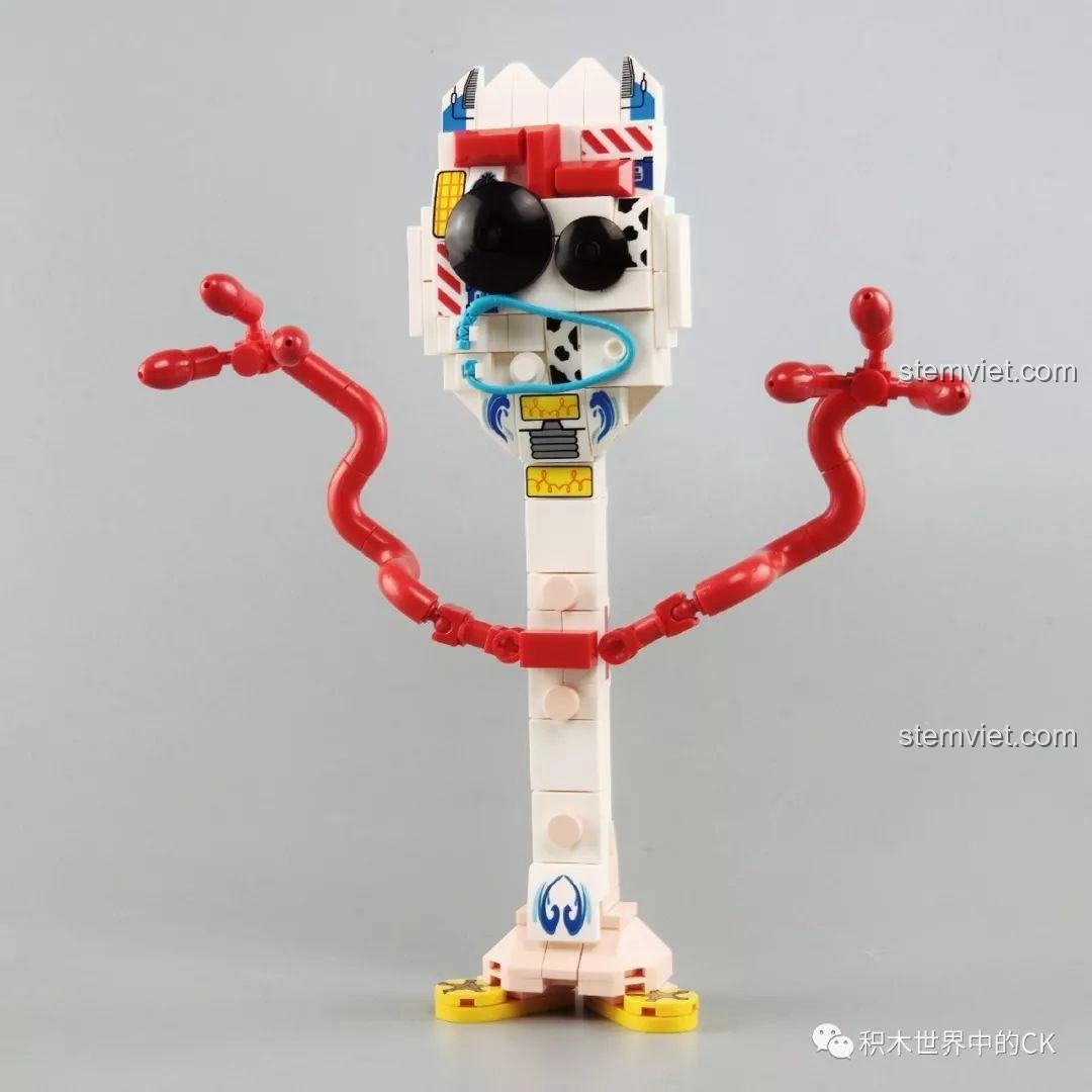 Mô hình Forky hoàn chỉnh từ bộ lắp ráp SY1448 Toy Story 4, với đôi mắt to, miệng cười và cánh tay đỏ đặc trưng.