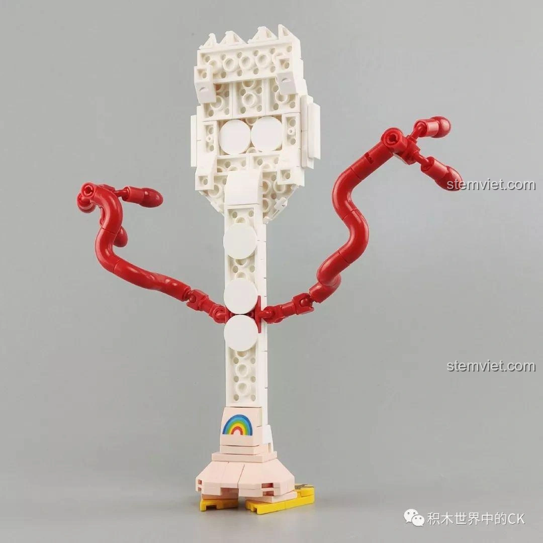 Mặt sau của mô hình Forky từ bộ lắp ráp SY1448 Toy Story 4, hiển thị cấu trúc lắp ráp và chi tiết cầu vồng.